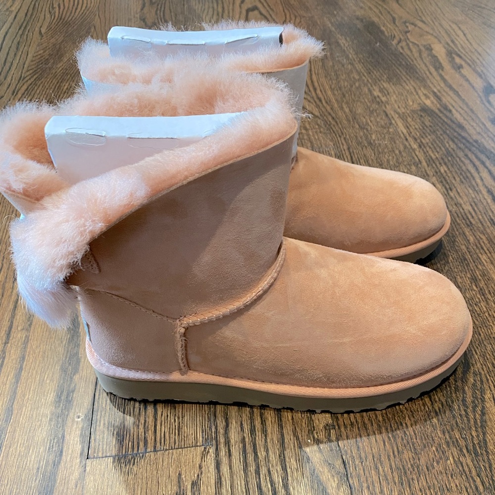 Ugg Fluff Bow Mini Size 8 brand new